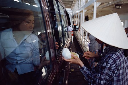 Personnes au Terminal de Bus, Phung Hiep, Vietnam Photographie de stock - Rights-Managed, Code: 700-00555641