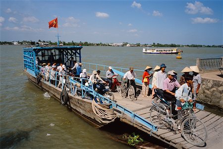 schaufelraddampfer - Menschen, die Abfahrt Fähre, Vinh Long, Vietnam Stockbilder - Lizenzpflichtiges, Bildnummer: 700-00555666