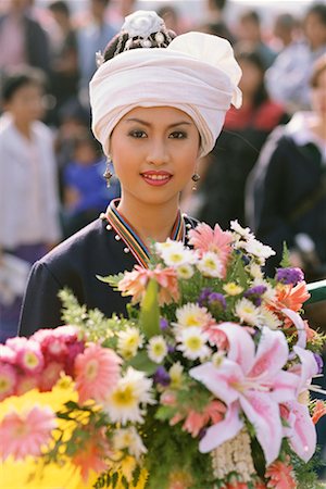 Jeune femme tenant des fleurs, Chiang Mai, Thaïlande Photographie de stock - Rights-Managed, Code: 700-00555741