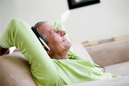 simsearch:614-07146178,k - Portrait of Man Listening to Headphones Foto de stock - Con derechos protegidos, Código: 700-00555952