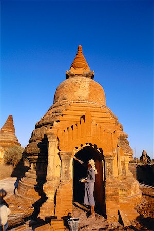 pagan travel photography - Woman Restoring Shrine, Bagan, Myanmar Foto de stock - Con derechos protegidos, Código: 700-00556008