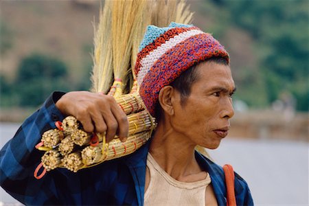 simsearch:700-03685929,k - Homme portant des balais, frontière birmano-thaïlandaise Photographie de stock - Rights-Managed, Code: 700-00556022