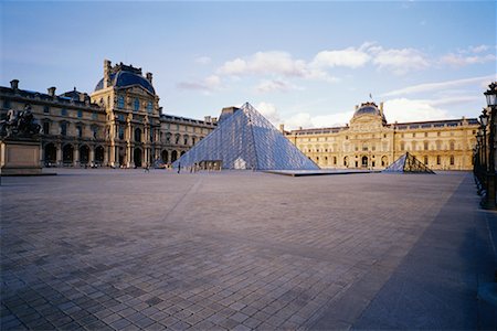 pyramid glass ceilings - Sculptures en face du Musée du Louvre, Paris, France Photographie de stock - Rights-Managed, Code: 700-00556449