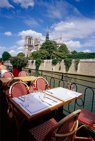 simsearch:841-02714163,k - Café de la Seine avec vue sur la cathédrale Notre-Dame, Paris, France Photographie de stock - Rights-Managed, Code: 700-00556464