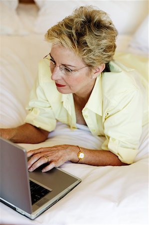 simsearch:700-00514891,k - Woman Using Laptop Foto de stock - Direito Controlado, Número: 700-00556513