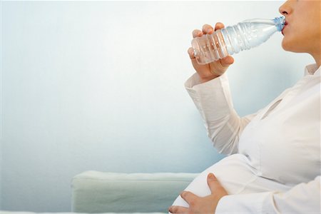 satisfied (thirst) - Pregnant Woman Drinking Water Foto de stock - Con derechos protegidos, Código: 700-00557283