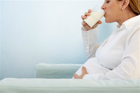 simsearch:400-04398921,k - Schwangere Frau trinken Milch Stockbilder - Lizenzpflichtiges, Bildnummer: 700-00557291