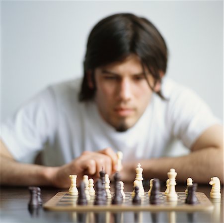 simsearch:625-01252113,k - Homme jouant aux échecs Photographie de stock - Rights-Managed, Code: 700-00557538