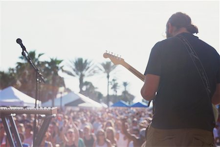 Homme jouer de la guitare lors d'un Concert en plein air Photographie de stock - Rights-Managed, Code: 700-00557561