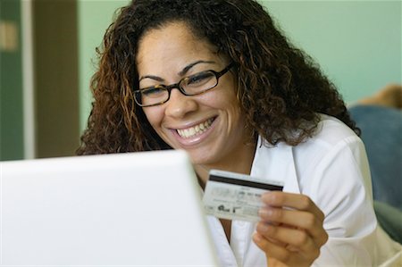 simsearch:700-00550031,k - Femme avec ordinateur portable et de carte de crédit Photographie de stock - Rights-Managed, Code: 700-00550027