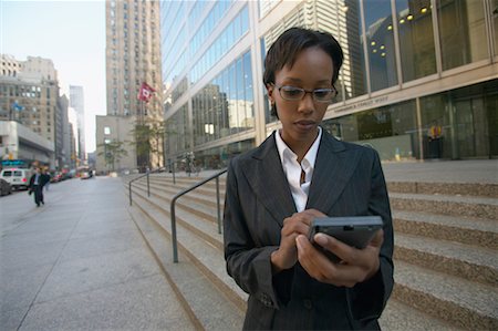 Femme d'affaires à l'aide d'agenda électronique, Toronto, Ontario, Canada Photographie de stock - Rights-Managed, Code: 700-00550049