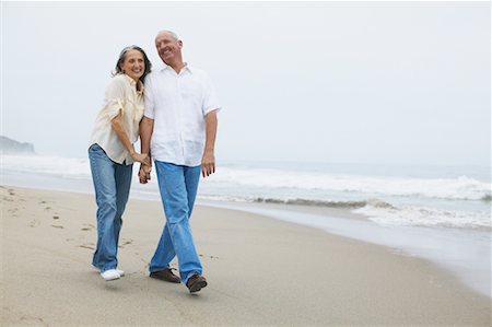 simsearch:700-00550338,k - Couple Walking on Beach Stock Photo - Rights-Managed, Code: 700-00550328