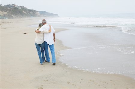 simsearch:614-06897737,k - Couple Walking on Beach Foto de stock - Con derechos protegidos, Código: 700-00550329