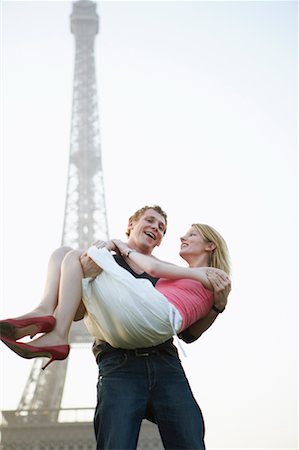 simsearch:700-00591475,k - Homme portant la femme de la tour Eiffel, Paris, France Photographie de stock - Rights-Managed, Code: 700-00550716