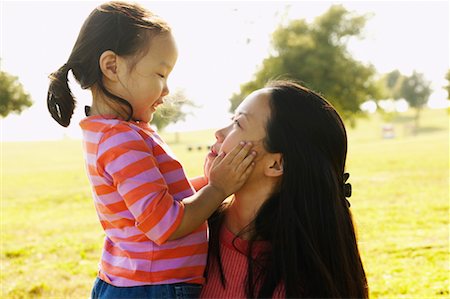 simsearch:700-00550891,k - Mère et fille à l'extérieur Photographie de stock - Rights-Managed, Code: 700-00550894