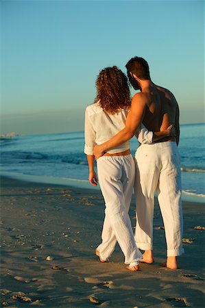 simsearch:700-00848286,k - Couple Walking on Beach Stock Photo - Rights-Managed, Code: 700-00552351