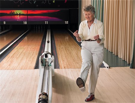 Woman Bowling and Cheering Foto de stock - Direito Controlado, Número: 700-00553629