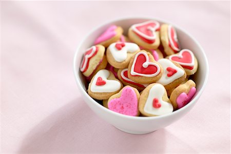 simsearch:700-00553698,k - Bowl of Heart-Shaped Cookies Foto de stock - Con derechos protegidos, Código: 700-00553692