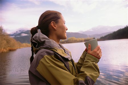 simsearch:700-00618675,k - Frau trinken Kaffee am See Stockbilder - Lizenzpflichtiges, Bildnummer: 700-00560503