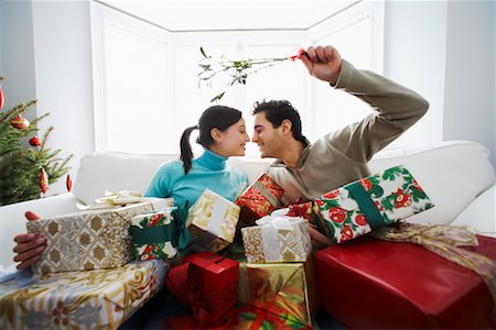 scambio dei regali di natale - Couple Under Mistletoe Fotografie stock - Rights-Managed, Codice: 700-00560545