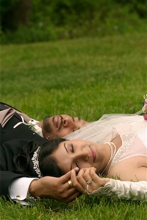 Bride and Groom Lying in Grass Foto de stock - Con derechos protegidos, Código: 700-00560696