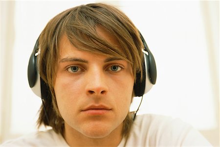 simsearch:700-00561804,k - Young Man With Headphones Listening to Music Foto de stock - Con derechos protegidos, Código: 700-00561815