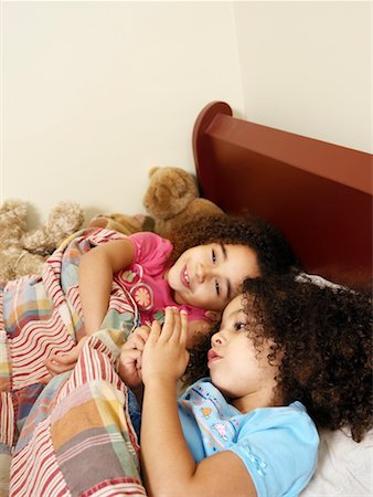 Sisters in Bed Foto de stock - Con derechos protegidos, Código: 700-00588635