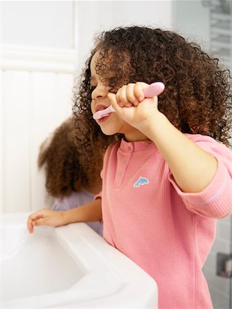 simsearch:700-00588708,k - Girls Brushing Teeth Foto de stock - Direito Controlado, Número: 700-00588645