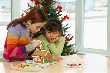 Girls Decorating Gingerbread House Fotografie stock - Rights-Managed, Codice: 700-00589057