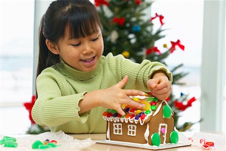 Girl Decorating Gingerbread House Fotografie stock - Rights-Managed, Codice: 700-00589059
