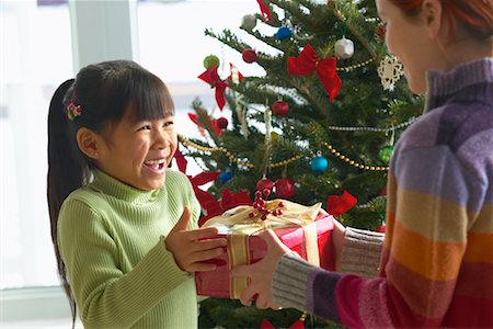 scambio dei regali di natale - Girls Exchanging Christmas Gifts Fotografie stock - Rights-Managed, Codice: 700-00589052