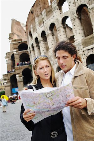 simsearch:700-00591475,k - Couple regardant la carte de Colosseum, Rome, Italie Photographie de stock - Rights-Managed, Code: 700-00591469
