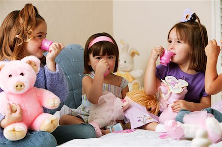 simsearch:400-04016912,k - Girls Having Tea Party Foto de stock - Con derechos protegidos, Código: 700-00591975