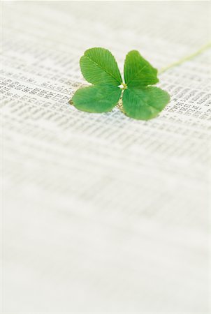 sinal de sucesso - Four-Leaf Clover On Financial Pages Foto de stock - Direito Controlado, Número: 700-00592804