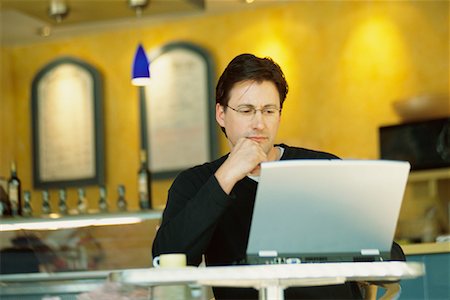 Man Using Lap Top Computer Foto de stock - Direito Controlado, Número: 700-00592868