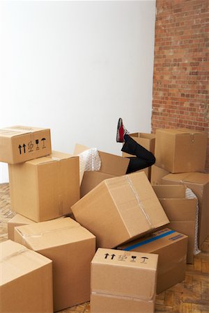 falling with box - Man Falling Into Cardboard Boxes Foto de stock - Con derechos protegidos, Código: 700-00604408