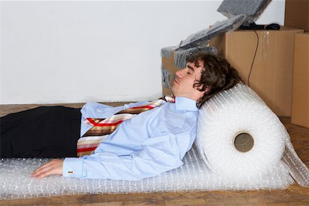 picture sleepy worker - Businessman Sleeping on Bubble Wrap Foto de stock - Con derechos protegidos, Código: 700-00604438