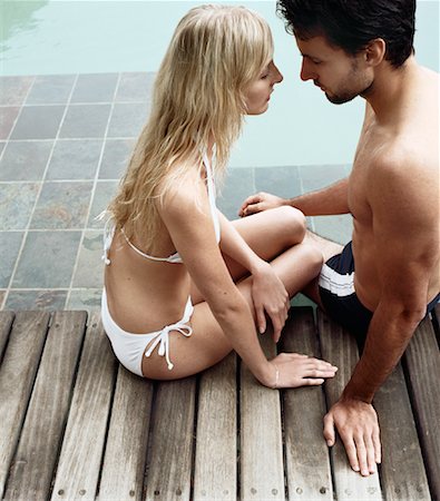 simsearch:700-00605036,k - Couple Sitting by Swimming Pool Foto de stock - Con derechos protegidos, Código: 700-00605040