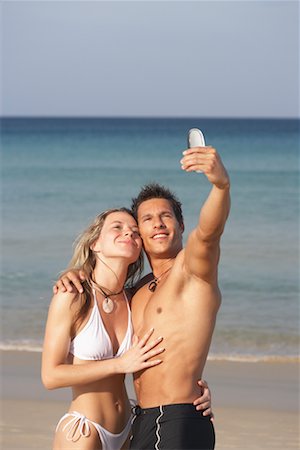 simsearch:700-00555132,k - Couple de prendre des photos avec le téléphone appareil photo sur la plage de Karon, Phuket, Thaïlande Photographie de stock - Rights-Managed, Code: 700-00605185