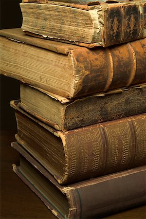 dommage des eaux - Pile de vieux livres antiques Photographie de stock - Rights-Managed, Code: 700-00605327