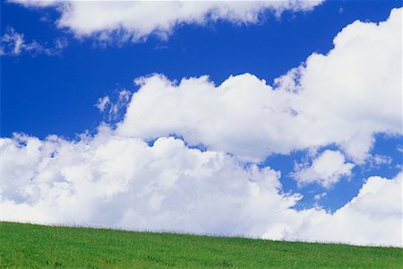 Nuages sur champ vert Photographie de stock - Rights-Managed, Code: 700-00605456