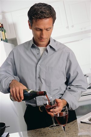 simsearch:700-00269524,k - Man Pouring Red Wine Foto de stock - Con derechos protegidos, Código: 700-00606255