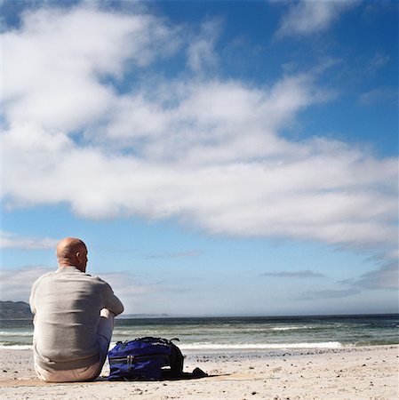 simsearch:700-00686816,k - Homme assis sur la plage Photographie de stock - Rights-Managed, Code: 700-00606308