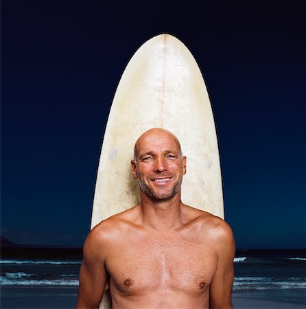 simsearch:700-00547097,k - Homme avec planche de surf à la plage Photographie de stock - Rights-Managed, Code: 700-00606346