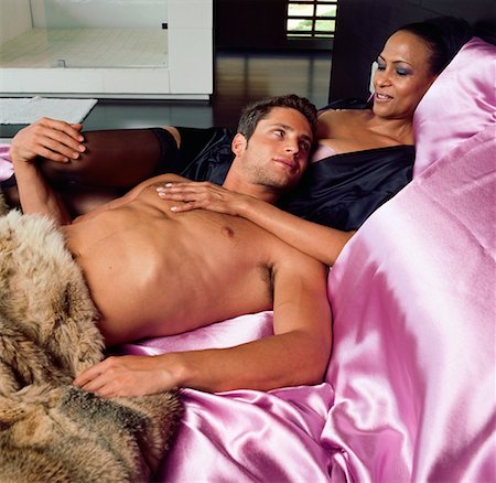 simsearch:700-03054116,k - Couple Lounging In Bed Foto de stock - Con derechos protegidos, Código: 700-00606408