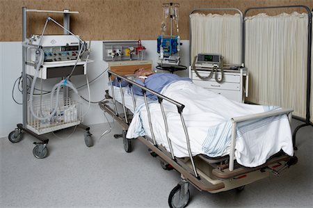Man in Hospital Bed Foto de stock - Con derechos protegidos, Código: 700-00607215