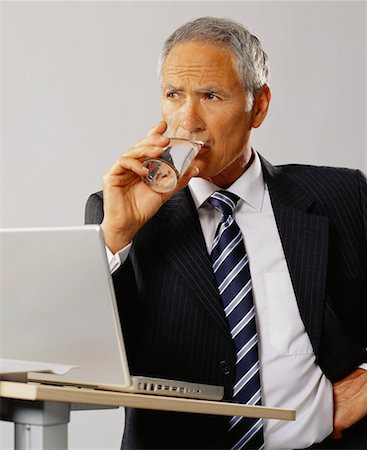 simsearch:400-07450015,k - Businessman Drinking Water Foto de stock - Con derechos protegidos, Código: 700-00607471