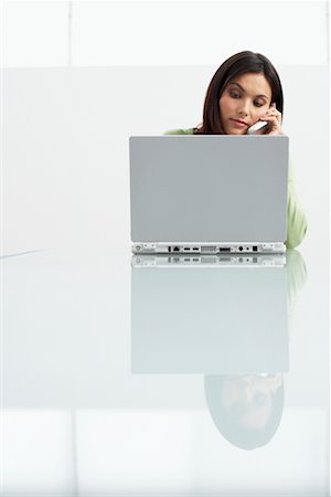 simsearch:700-01199853,k - Business Woman Using Cell Phone and Laptop Foto de stock - Direito Controlado, Número: 700-00607808