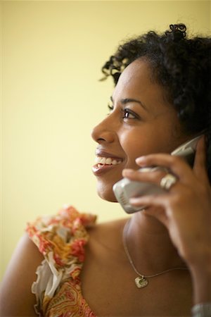simsearch:700-00550009,k - Woman Using Cellular Telephone Foto de stock - Direito Controlado, Número: 700-00607891