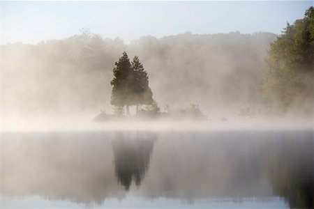 Tamarack Lake, à l'aube, île de Haliburton, Ontario, Canada Photographie de stock - Rights-Managed, Code: 700-00607914